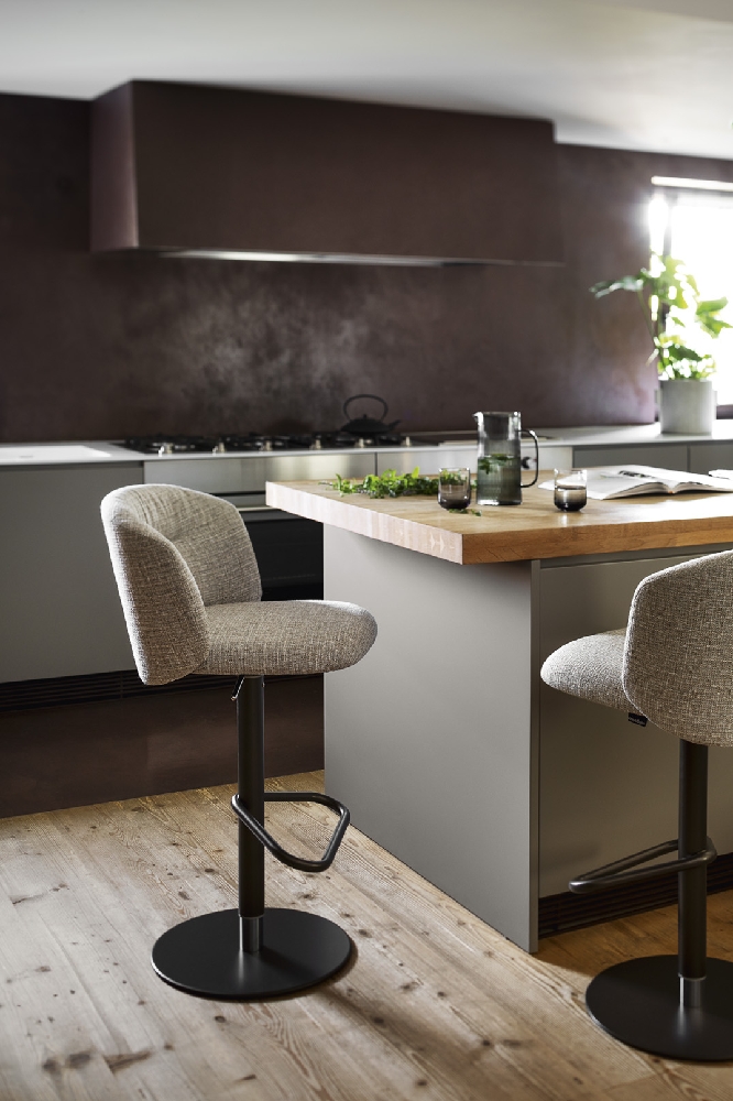 Τύποι σκαμπό κουζίνας ανάλογα με το ύψος πάγκου Calligaris σε μοντέρνο χώρο στην Αθήνα – Adamopoulos Casa Ideale