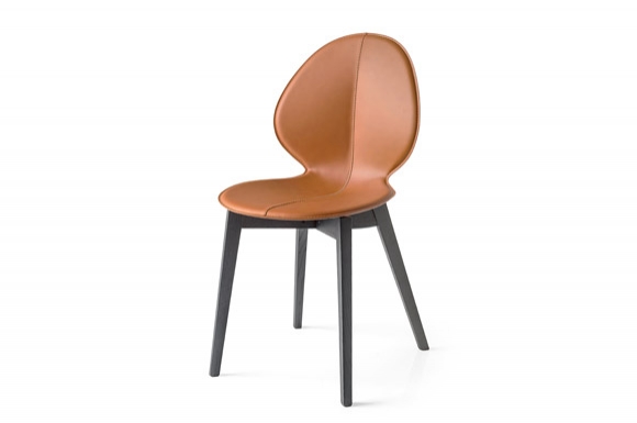 Basil καρέκλα με τεχνόδερμα και ξύλινα πόδια Calligaris